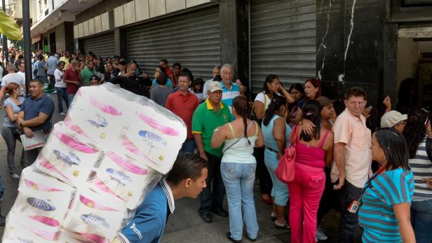 VENEZUELA-ECONOMY-SHORTAGE Menschen warten vor einem Supermarkt in Caracas.
