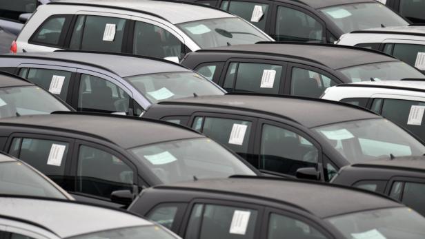 Viele neue Autos stehen auf einem Parkplatz.