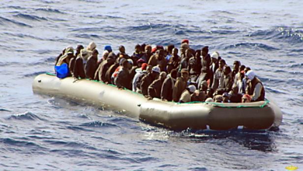 Italiens Küstenwache rettet Hunderte vor Sizilien