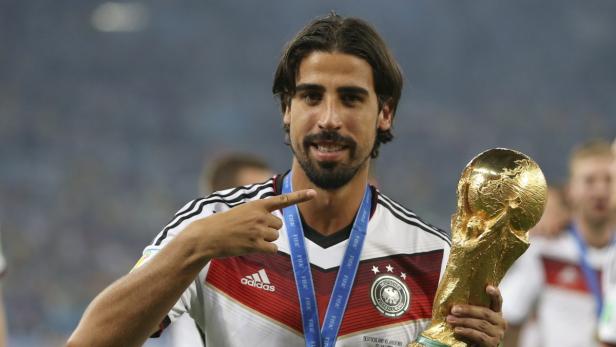 Sami Khedira mit dem WM-Pokal in der Hand.
