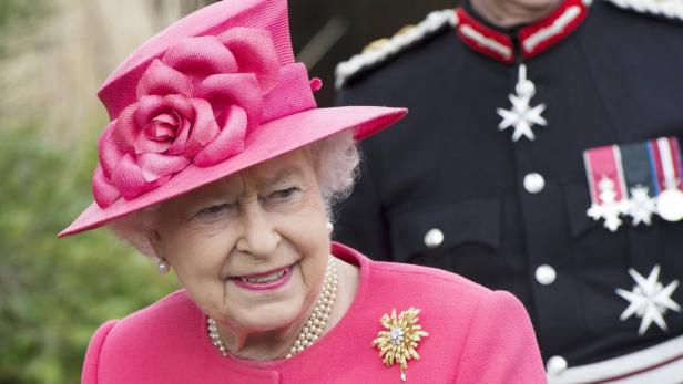 Paul GroverBritains Queen Elizabeth visits the Chester Zoo in Chester, northern England May 17, 2012. The Queen is on a two-day visit to northwest England. REUTERS/Paul Grover/Pool (BRITAIN - Tags: ROYALS ENTERTAINMENT SOCIETY)