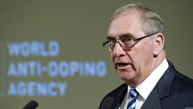 Ein Mann mit Brille spricht vor dem Hintergrund der „World Anti-Doping Agency“.