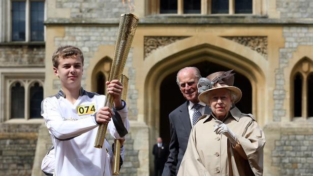 Queen begrüßte olympisches Feuer auf Windsor