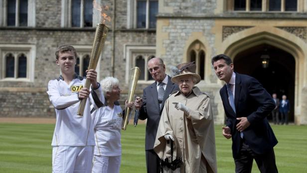 Queen begrüßt die olympische Flamme