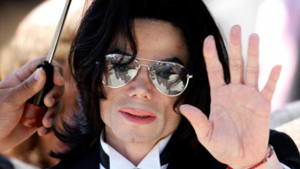 Pop star Michael Jackson waves to supporters as he leaves the Santa Barbara County Courthouse in Santa Maria, California in this June 13, 2005 file photo. Jackson, in a bid to stave off insolvency, said on April 13, 2006 he has reached a deal with creditors to refinance more than $200 million in loans secured by his prized stake in the Beatles&#039; song catalogue. REUTERS/Gene Blevins/Files