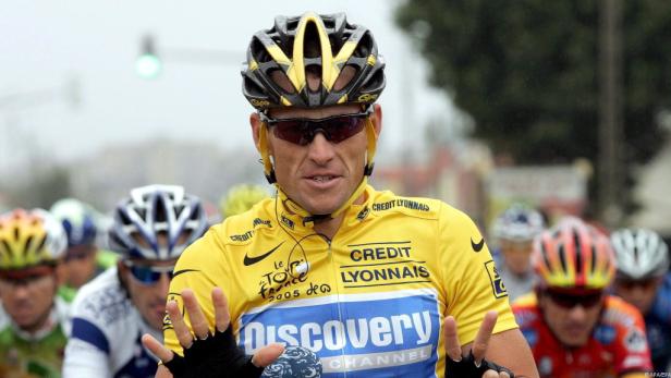 Lance Armstrong im gelben Trikot während eines Radrennens.