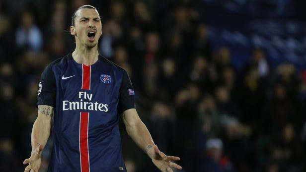 Zlatan Ibrahimović in einem Trikot von Paris Saint-Germain gestikuliert auf dem Spielfeld.