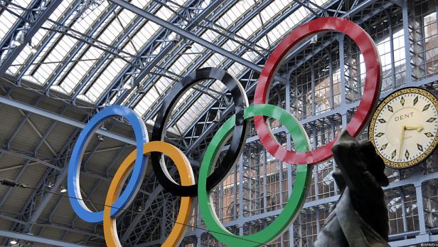 Die olympischen Ringe hängen in der Gare du Nord in Paris.