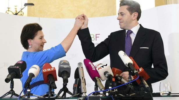 „High five“ für das „Meisterstück“ Bildungsreform: Ministerin Heinisch-Hosek und Staatssekretär Mahrer