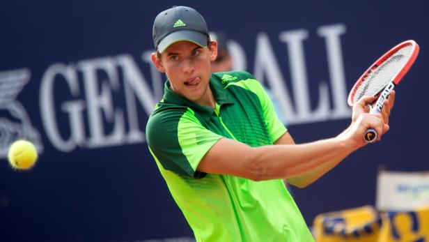 Dominic Thiem spielt Tennis und streckt die Zunge heraus.