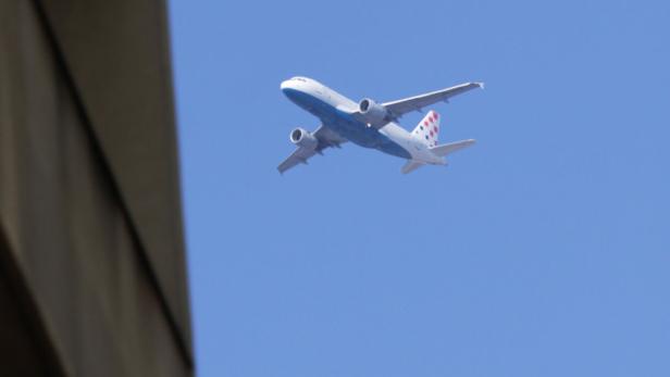 Ein Flugzeug von Croatia Airlines fliegt vor blauem Himmel.