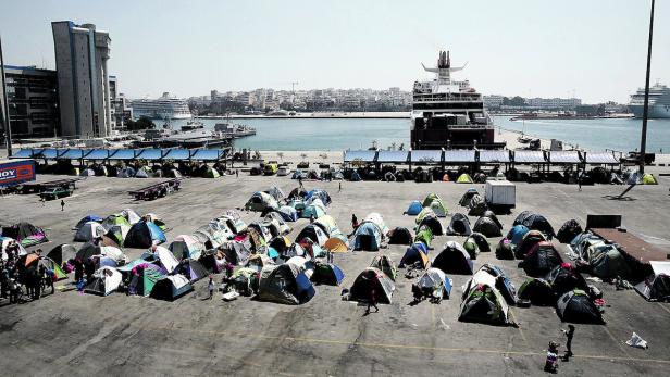 Zeltlager im Hafen von Piräus. Die meisten der Flüchtlinge hier sind Afghanen