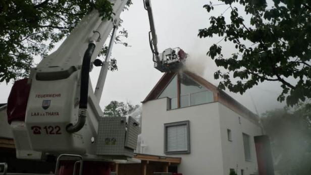 Die Feuerwehr löscht einen Brand in einem Wohnhaus in Laa an der Thaya.