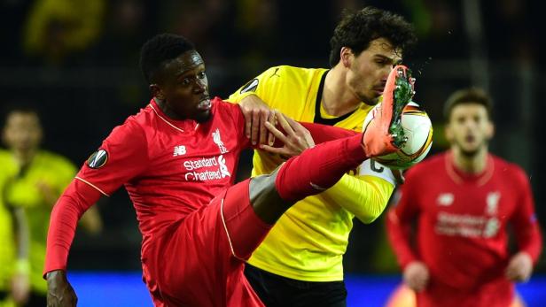 Divock Origi grätscht im Zweikampf gegen Mats Hummels.