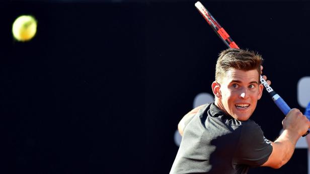 Dominic Thiem beim Aufschlag während eines Tennisspiels.