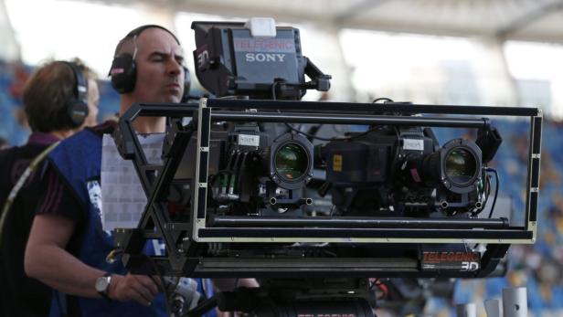 Ein Kameramann bedient eine 3D-Kamera von Telegenic bei einer Sportveranstaltung.