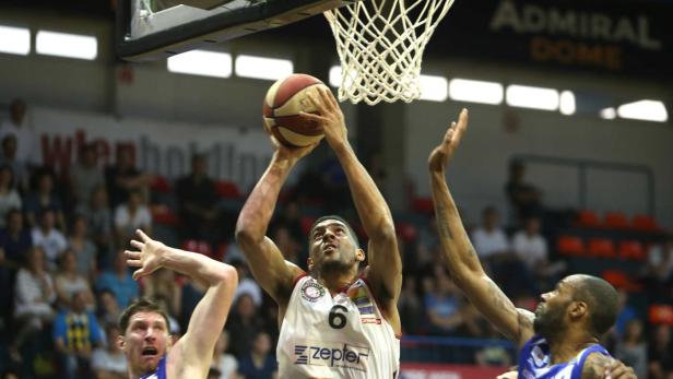 Ein Basketballspieler mit der Nummer 6 wirft den Ball in den Korb.