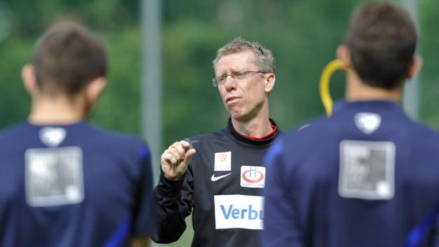 APA/HERBERT NEUBAUERAPA8220424 - 12062012 - WIEN - ÖSTERREICH: Austria-Trainer Peter Stöger am Dienstag, 12. Juni 2012, anl. des Trainingsauftaktes von Austria Wien in Wien. APA-FOTO: HERBERT NEUBAUER Austria "so offensiv wie möglich"