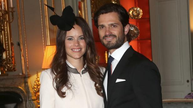 Prinz Carl Philip und Prinzessin Sofia von Schweden posieren für ein Foto.