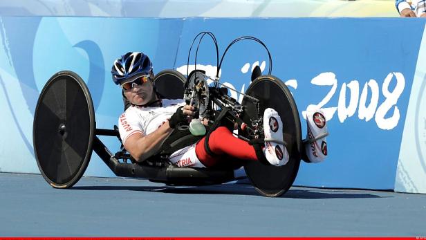 Eine Athletin aus Österreich nimmt an einem Handbike-Rennen bei den Paralympics 2008 teil.
