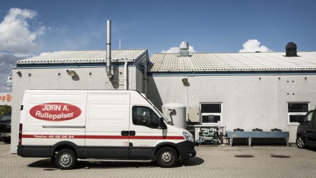 Ein Lieferwagen von Jørn A. Rullepølser steht vor einem Gebäude.