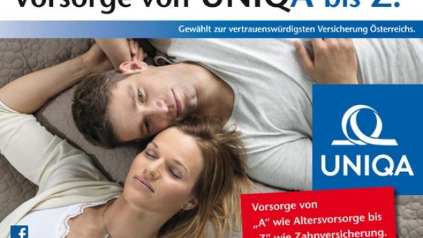 Ein Paar liegt entspannt auf einem Bett; Werbung für UNIQA Versicherungen.
