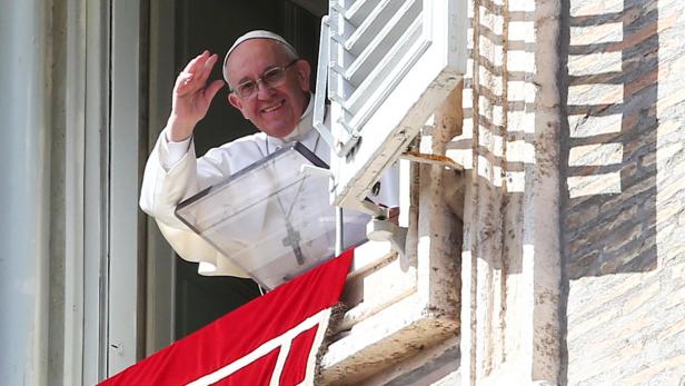 Papst Franziskus winkt den Gläubigen auf dem Petersplatz zu.