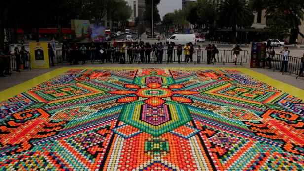 Weltrekord: Mosaik aus 26.896 Play-Doh-Dosen