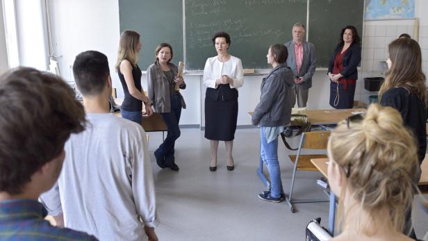Unterrichtsministerin Gabriele Heinisch-Hosek besucht eine Wiener Schule im Rahmen der Zentralmatura.