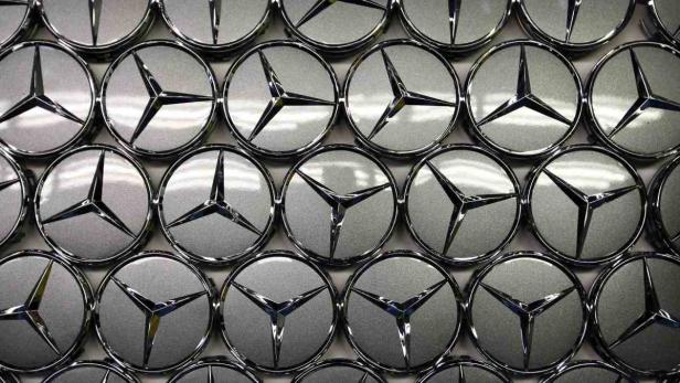 Viele Mercedes-Sterne liegen nebeneinander.