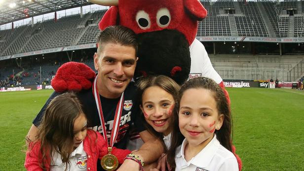 Soriano mit seinen drei Töchtern und dem Salzburger Maskottchen