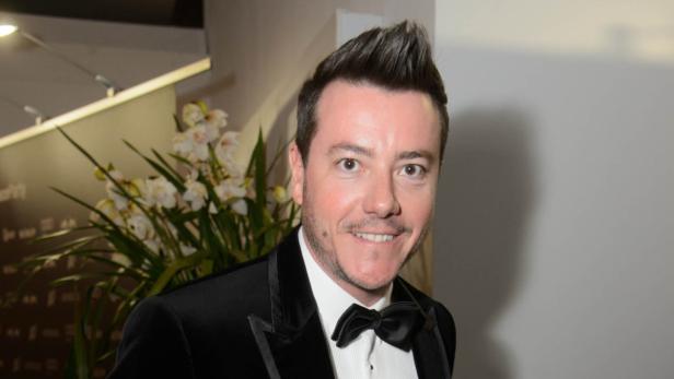 Stephen Gately in einem schwarzen Smoking mit Fliege.