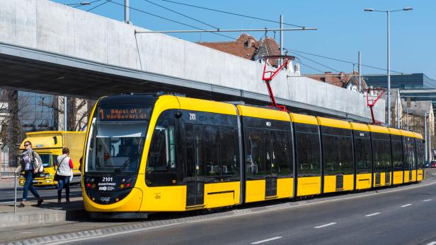 Die Tram CAF Urbos 3 fährt durch Budapest.