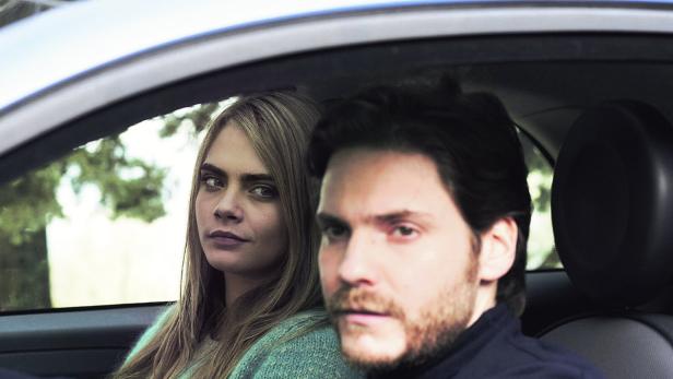 Daniel Brühl (mit Clara Delevingne) spielt einen Regisseur, der den spektakulären Mordfall an Meredith Kercher verfilmen will, Recherchen anstellt und eine Midlife-Crisis erlebt