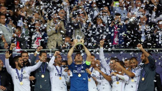 Real Madrid feiert den Gewinn der UEFA Super Cup unter Konfettiregen.