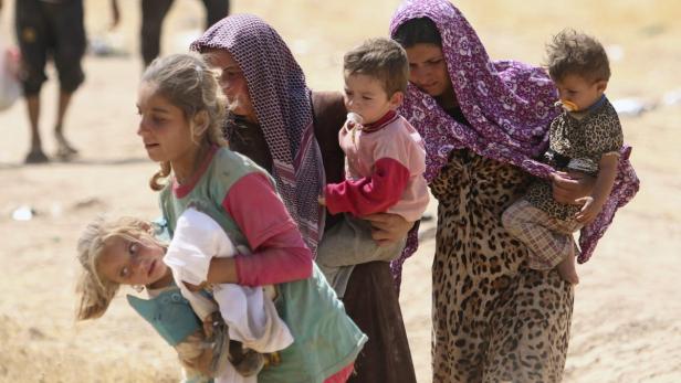 Jesidische Frauen und ihre Kinder am Ziel – sie haben überlebt: die Flucht vor den Islamisten, Belagerung und den Marsch durch die Wüste
