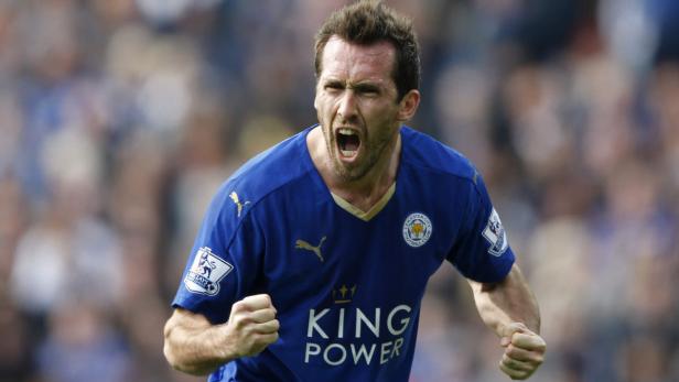 Football: England, Premier League Christian Fuchs steht mit Leicester City kurz vor dem Sensationstitel.