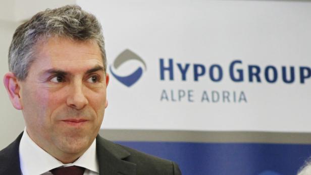 Austrian Hypo Group Alpe Adria CEO Gottwald Kranebitter attends a news conference in Vienna, March 30, 2011. Austrian nationalised bank Hypo Group Alpe Adria narrowed its 2010 net loss to 1.06 billion euros ($1.49 billion) as loan loss provisions fell, the country&#039;s sixth-biggest lender said on Wednesday. REUTERS/Leonhard Foeger (AUSTRIA - Tags: BUSINESS)