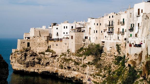 Die Stadt Polignano a Mare in Apulien liegt auf einer Klippe am Meer.
