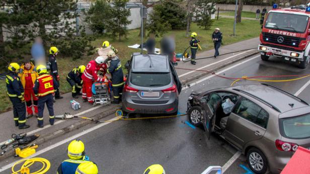NIEDERÖSTERREICH: ZWEI VERLETZTE BEI PKW-ZUSAMMENS Einsatzkräfte an der Unfallstelle in Kottingbrunn.