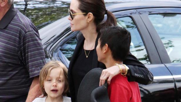 Angelina Jolie feuert am Fußballplatz an