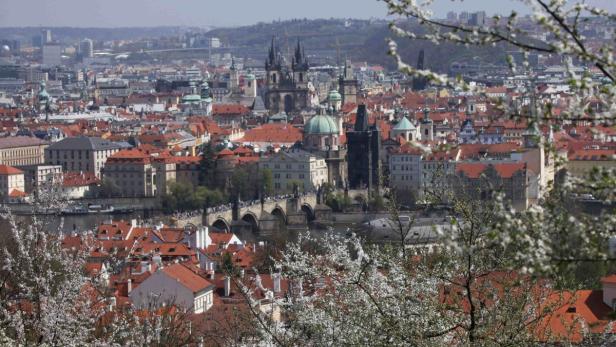 Mit schneebedeckten Dächern, Kopfsteinpflaster und verwinkelten Gassen ist Prag eine Märchenstadt, die in den Wintermonaten von Touristen relativ verschont bleibt.