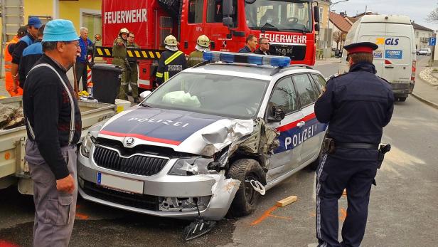 Die Feuerwehr Atzenbrugg barg das Einsatzfahrzeug der Polizei