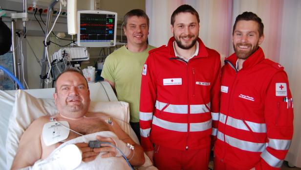 Ersthelfer Noitzmüller mit Christoph Wenisch und Marco Martin vom Rotkreuz-Team bei Manfred Reiter im Krankenhaus