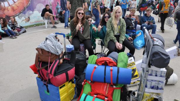 Vollbepackt mit vielen Sachen: Viki, Nati, Annabella und Kerstin zelebrieren ihren ersten Festivalbesuch