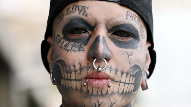 Eduardo Henriquez, 19, of Chile poses for pictures Beispiel für ein Augapfel-Tattoo.
