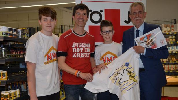 Van der Bellen wurde vom Jugendrotkreuz ein T-Shirt überreicht.