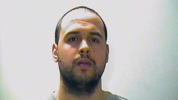 Brussels bombing suspect Khalid El Bakraoui Ein Mann mit Bart und kurzen Haaren vor einem hellen Hintergrund.