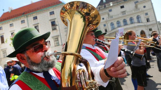 Teilnehmer am &quot;Sympathie-Konzert&quot; für alle Militärmusiken Österreichs am Ballhausplatz vor dem Bundeskanzleramt.