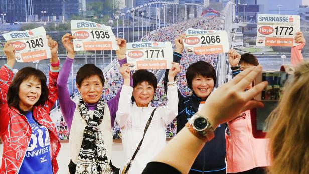 In Siegerpose: Diesen Japanerinnen ist die Vorfreude anzusehen